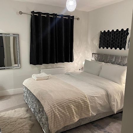 En-Suite Bedroom In A Family Home Near Gatwick Airport And Horley Station Hookwood Extérieur photo