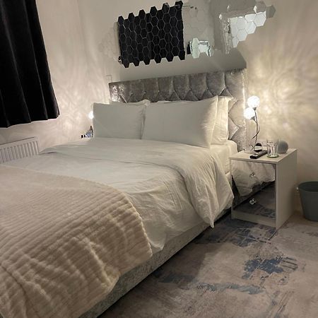 En-Suite Bedroom In A Family Home Near Gatwick Airport And Horley Station Hookwood Extérieur photo