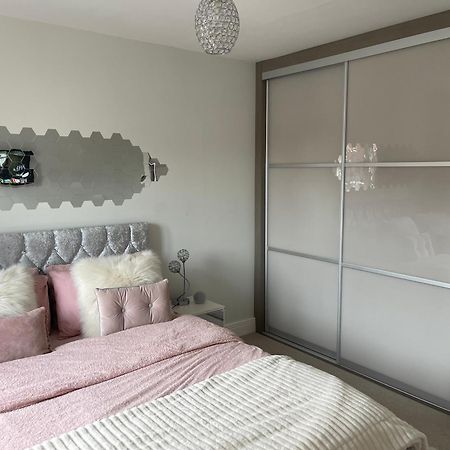 En-Suite Bedroom In A Family Home Near Gatwick Airport And Horley Station Hookwood Extérieur photo