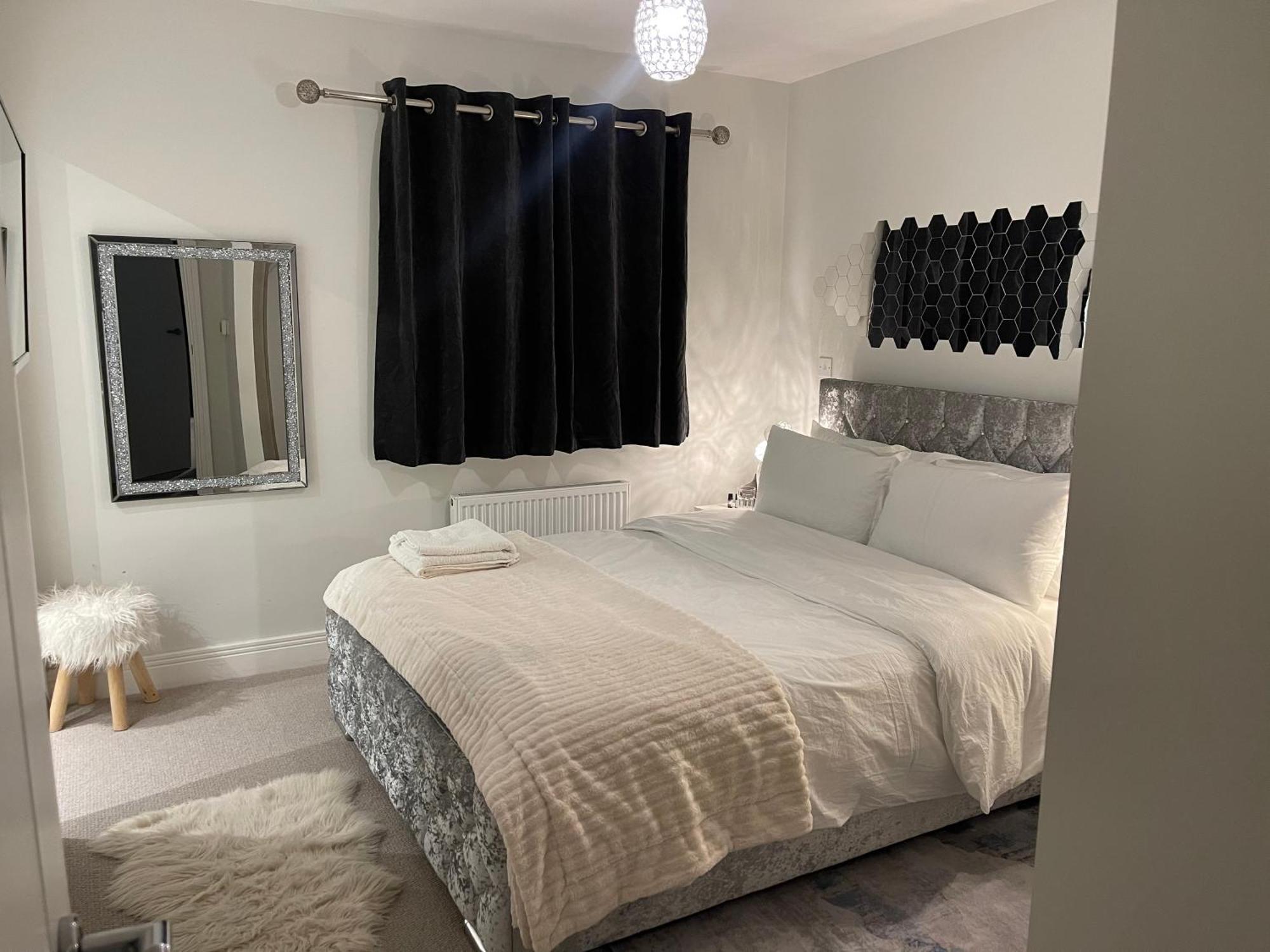 En-Suite Bedroom In A Family Home Near Gatwick Airport And Horley Station Hookwood Extérieur photo