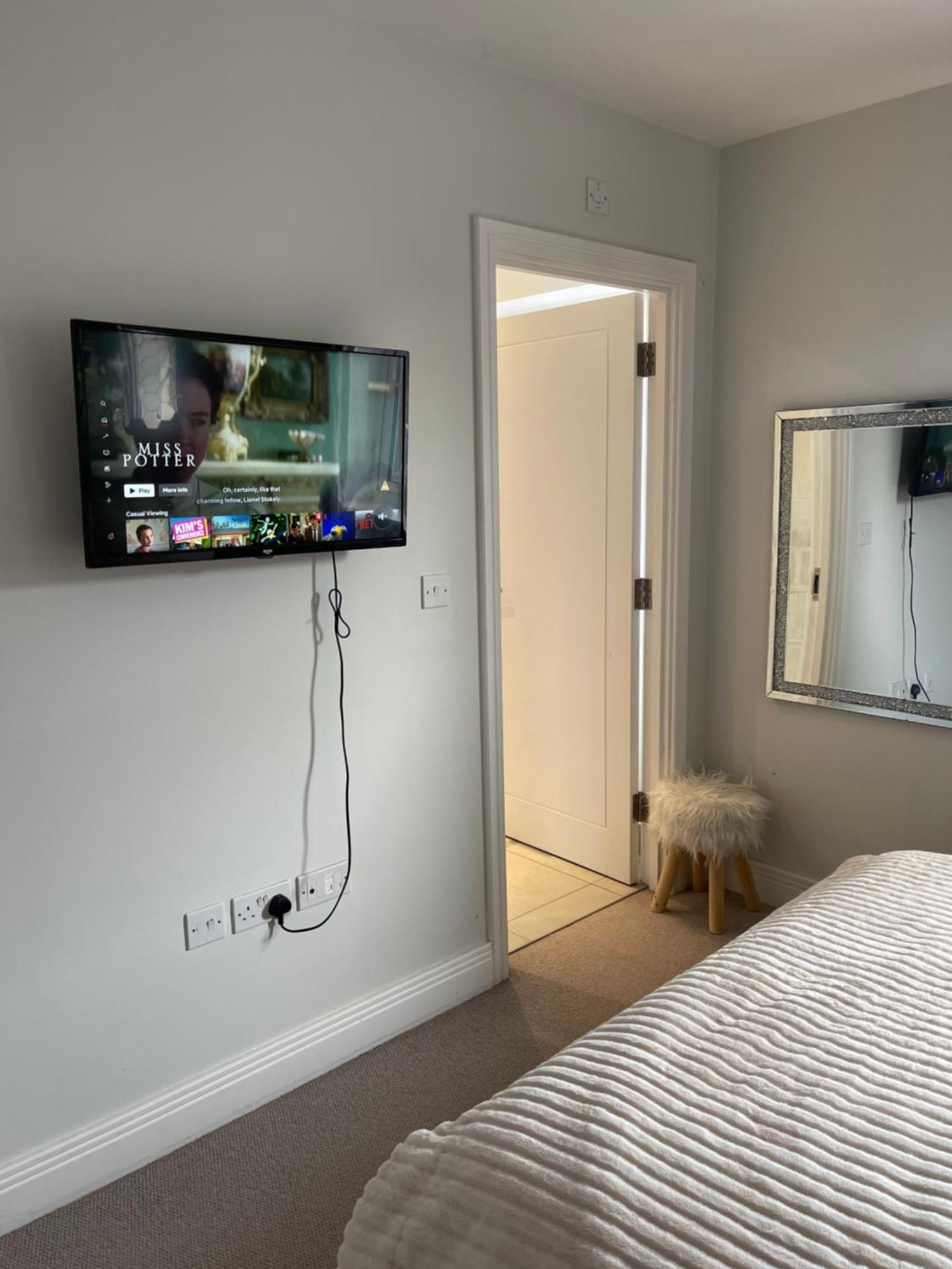 En-Suite Bedroom In A Family Home Near Gatwick Airport And Horley Station Hookwood Extérieur photo